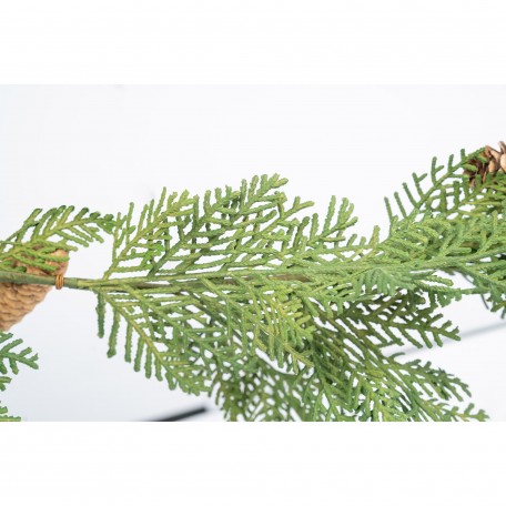 Dekorative Girlande mit Tannenzapfen und Grün Dekorative Girlande mit Tannenzapfen und Grün