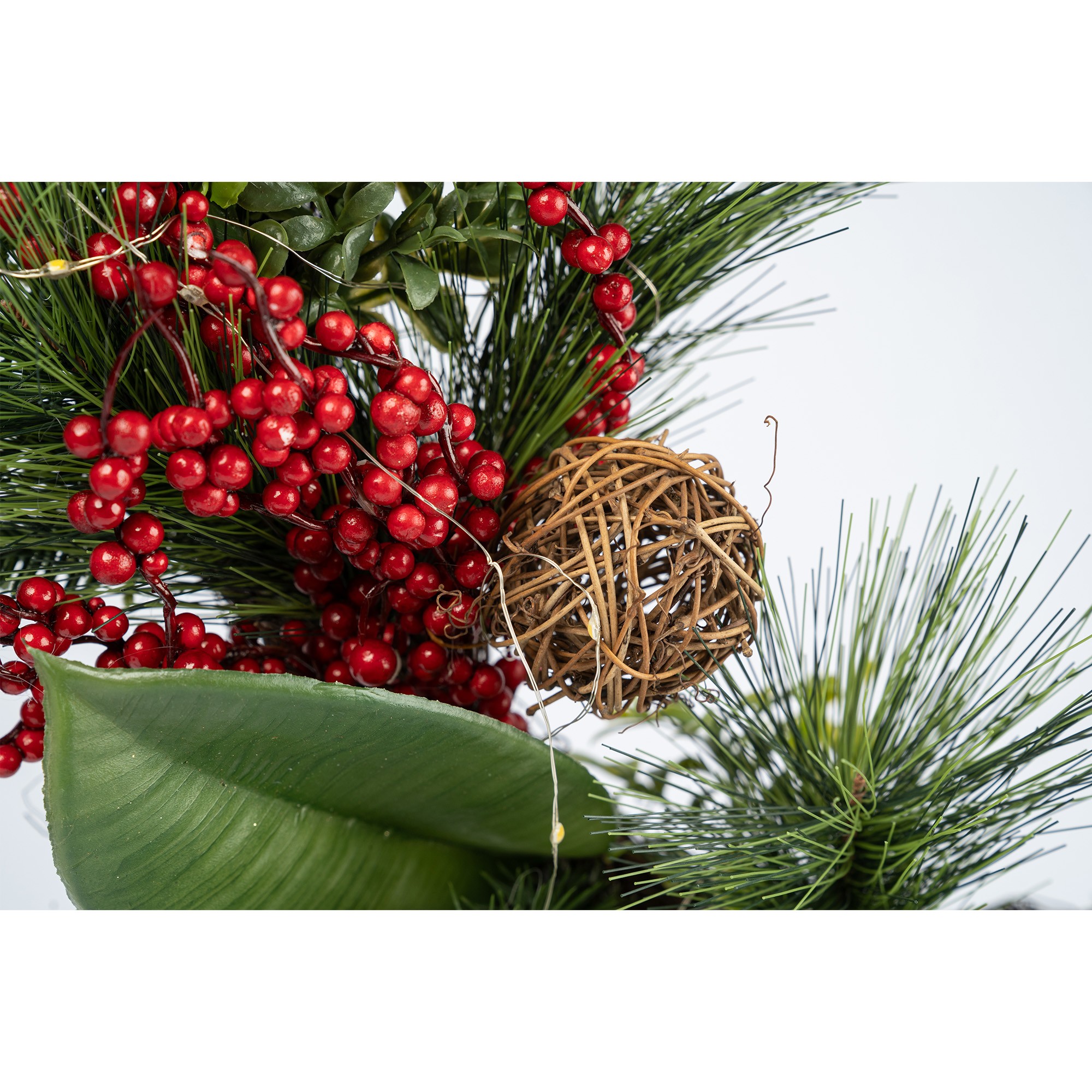 Giulia Grillo Wreath with Red Berries and Green