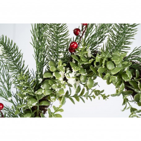 Kranz mit Roten Beeren und Kiefernnadeln