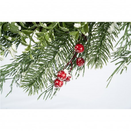 Kranz mit Roten Beeren und Kiefernnadeln