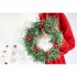 Dekorativer Roter Weihnachtsmann mit Kranz und Beeren