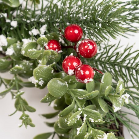 Kranz mit Roten Beeren und Kiefernnadeln