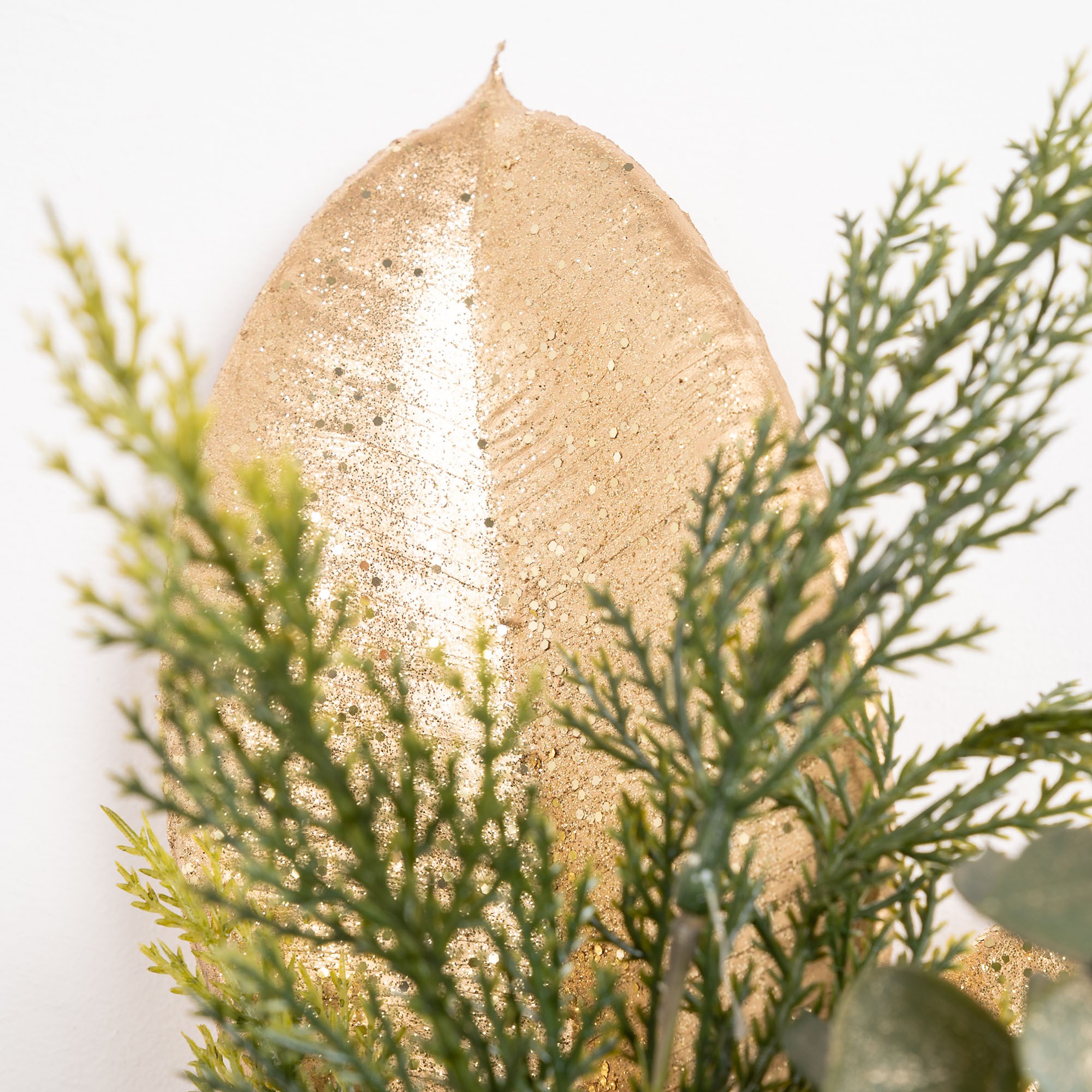 Giulia Grillo Dekorativer Zweig mit Goldenen Blättern