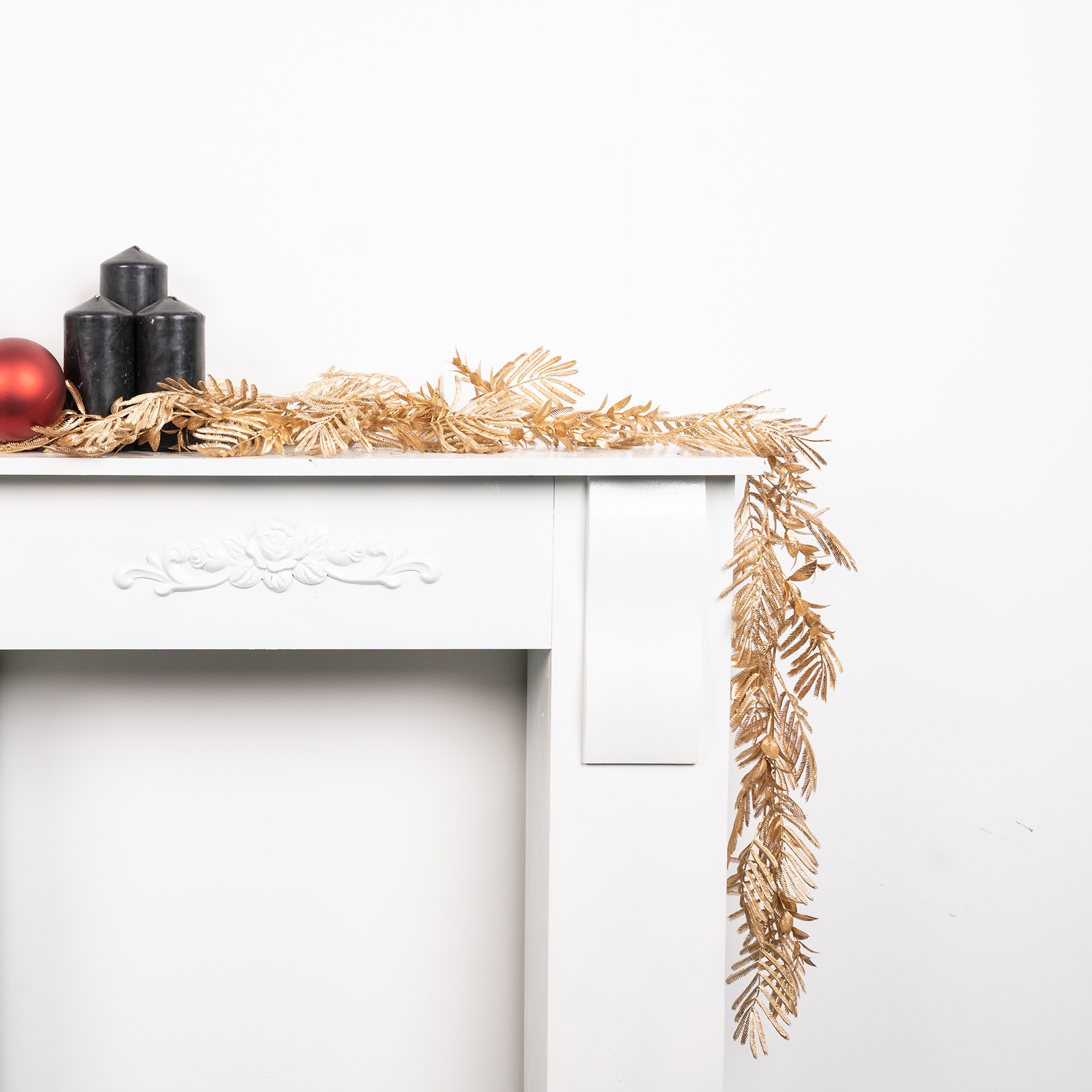 Giulia Grillo Chic Decorative Golden Garland with Glittery Leaves