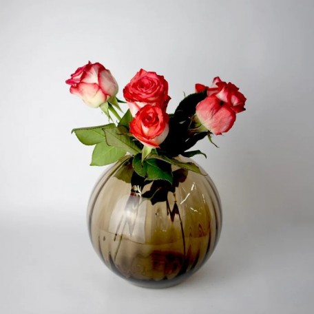 Vaso in vetro con scanalature rotonde marrone