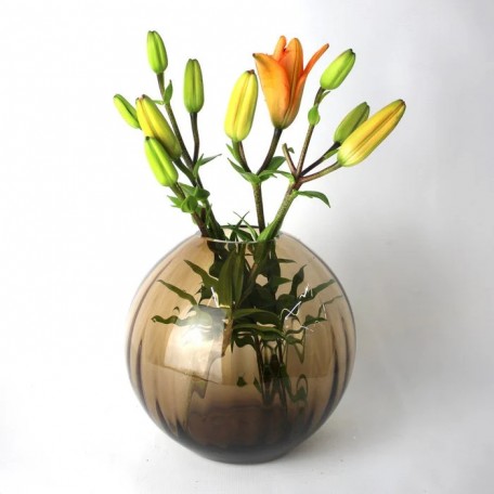 Vaso in vetro con scanalature rotonde marrone