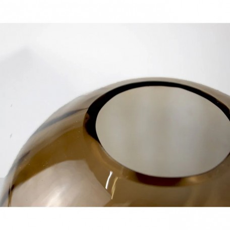 Vaso in vetro con scanalature rotonde marrone
