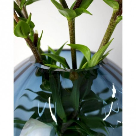 Vaso in vetro con scanalature rotonde blu