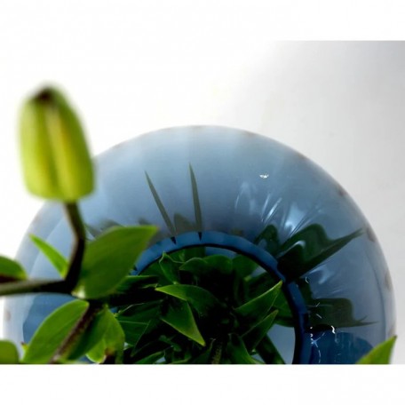 Vaso in vetro con scanalature rotonde blu