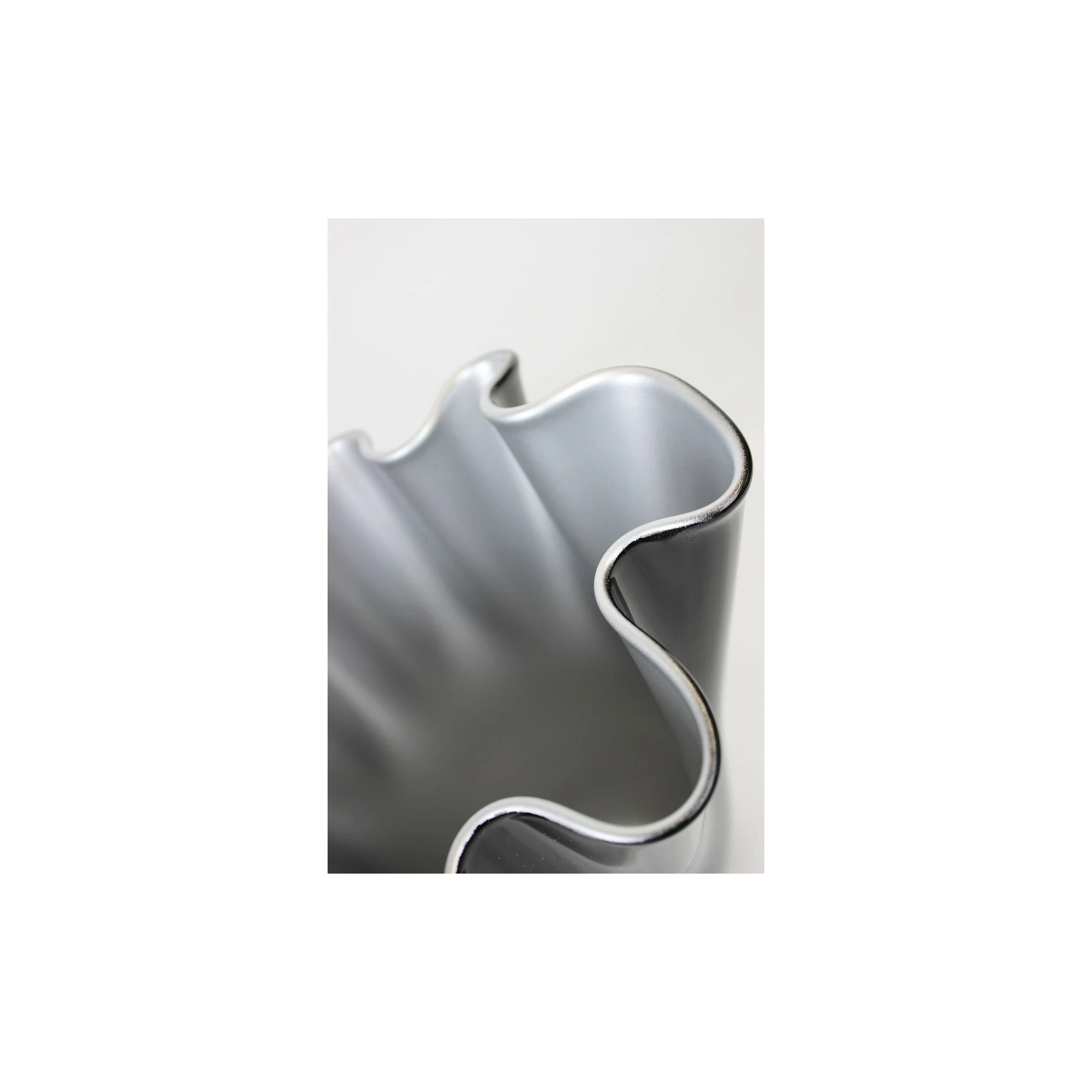 Giulia Grillo Vaso in vetro ondulato bicolore nero argento 21 x 21 x 30 cm