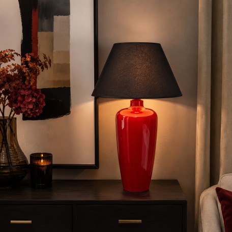 Lampada da tavolo in vetro rosso stretto con paralume nero