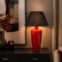 Lampada da tavolo in vetro rosso stretto con paralume nero