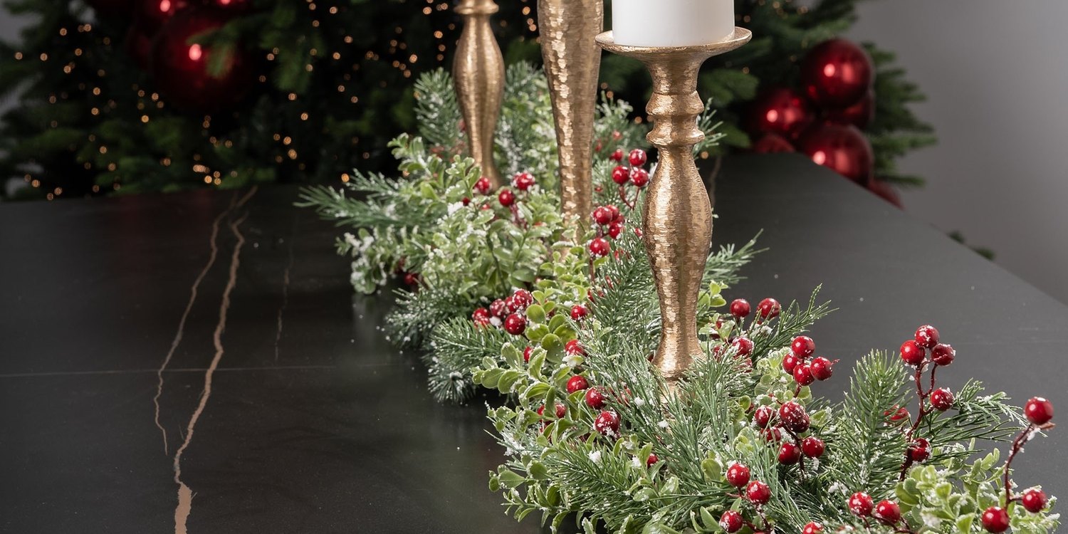 Guirlande de Noël enneigée Giulia Grillo sur la table, avec les bougies et le sapin