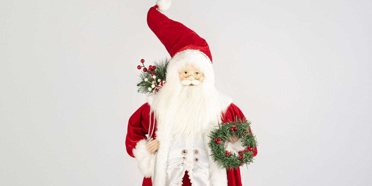 Rote Weihnachtsmann-Figur Giulia Grillo mit dem Kranz in den Händen